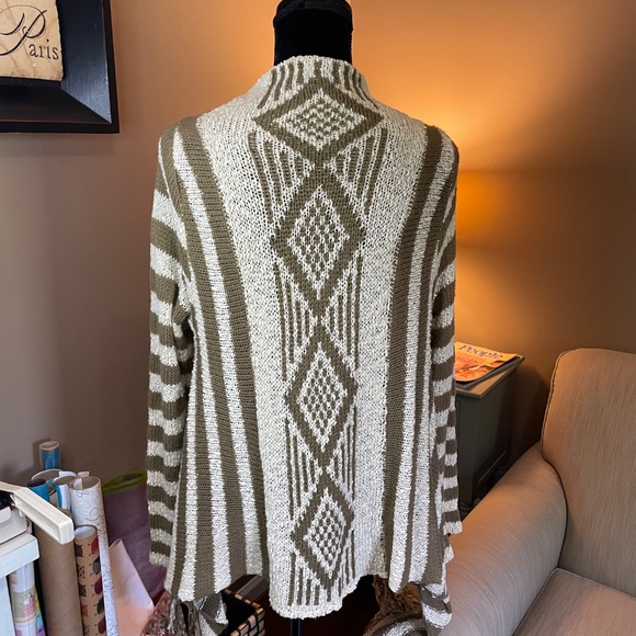 Cute, Knit Cardigan type Sweater, sz Lg - Picture 4 of 8